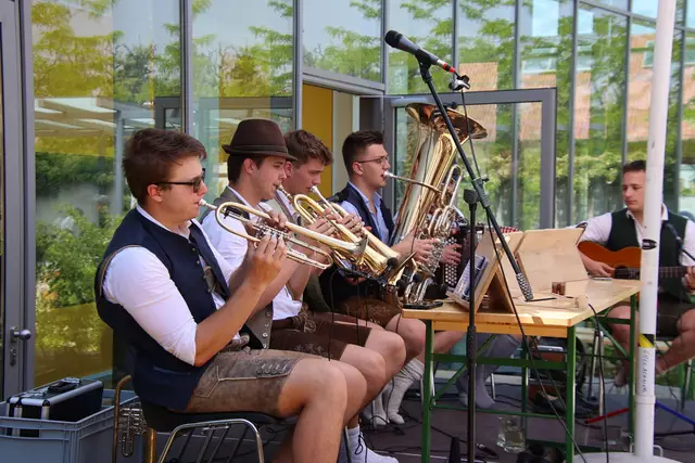 Die Wüdbochmusi unterhielt die Gäste und spielte zum Tanz auf.