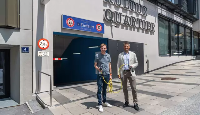 Thomas Lins, Projektmitarbeiter „Neue Technologien“ bei den Stadtwerken Kufstein, und Ralph Lagler, Bereichsleiter Bodner Immobilien freuen sich über mehr Lademöglichkeiten in Kufstein. | Foto: Stadtwerke Kufstein GmbH