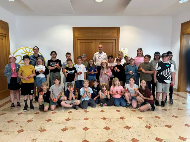 Die Volksschülerinnen und Volksschüler der 3A und 3B erhielten Einblick in die Aufgaben einer Gemeinde. | Foto: Gemeinde Schweiggers