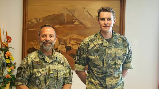 Oberst Gilbert Hammerle die besondere Bedeutung dieser Qualifikation: „Heeresbergführer sind unverzichtbare Experten im militärischen Einsatz im Hochgebirge. Sie tragen enorme Verantwortung und müssen über höchste fachliche Kompetenz, Führungsqualität und physische wie psychische Belastbarkeit verfügen.“ Im Bild (v.l.): Oberst Gilbert Hammerle, Wachtmeister Christopher Güttler.  | Foto: Bundesheer