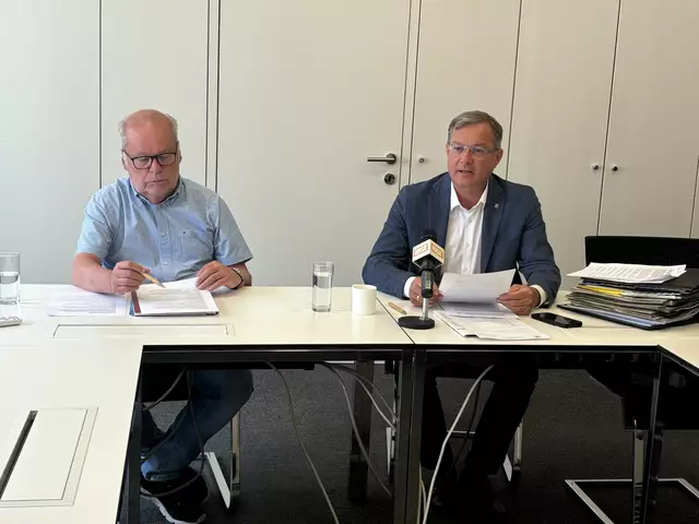 Rieds Bürgermeister Bernhard Zwielehner (r.)  präsentiert seinen Energie-Masterplan. | Foto: MeinBezirk