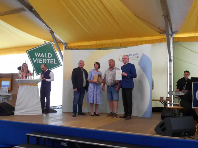 Bei der Ehrung in Großschönau: Vizebürgermeister Werner Kronsteiner, Maria Forster, Andreas Brunner und LH-Stv. Stephan Pernkopf (v.l.) | Foto: Marktgemeinde Ludweis-Aigen