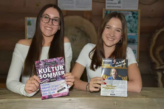 Victoria Reisinger und Ines Hintersteiner, beide 16, aus Pabneukirchen. Sie treten erstmals gemeinsam beim Kultursommer Pabneukirchen in den Holzwelten auf.  | Foto: Zinterhof