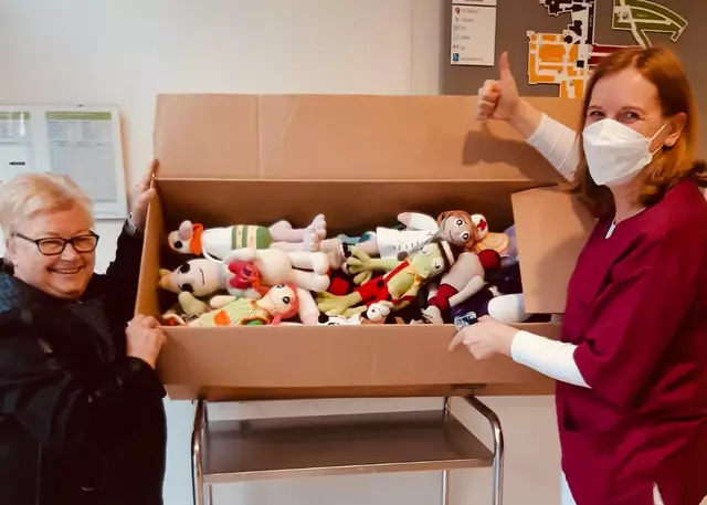 Nicole Astls Mama mit ihrer Spende: die gehäkelten Plüschtiere nach Vorlage | Foto: Nicole Astl
