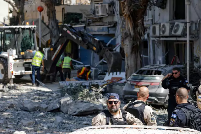 Israelische Rettungskräfte und Soldaten bei Aufräumarbeiten nach einem Bombenangriff in der Hafenstadt Haifa am 22. Juni, wenige Stunden nach der USA-Bombardierung des Irans. | Foto: JALAA MAREY / AFP / picturedesk.com