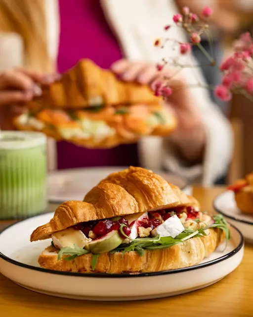 Belegte Brote und pikante Croissants, wie der Feigentraum, runden das Angebot ab.  | Foto: Helmut Sacher Kaffee