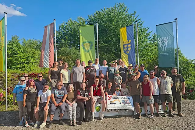  Vorne - Alex und Rudi Hutterer, Monika Holzer, Lukas Eichberger, Jürgen Schlachtner, Anna Mannsbart, Hans Mannsbart, Florian Mannsbart, Werner Mauser, Birgit Mannsbart, Claudia Hipfinger, Christopher Bumba, Herbert Ullmann, Josef Kohzina - am Podest – Johannes Grohmann, Simone Schönbauer, Michael Kammerzelt, Julia Grohmann, Gerhard Mannsbart, Werner Holzer, Werner Wolf, Bektasi Hulusi, Alexander Kroupa, Romana Holzer, Mike Holzer, Michael Mannsbart, Franz Mauser, Tamara Utto und die Kinder der Firmenangehörigen. | Foto: Schützenverein-Mistelbach 