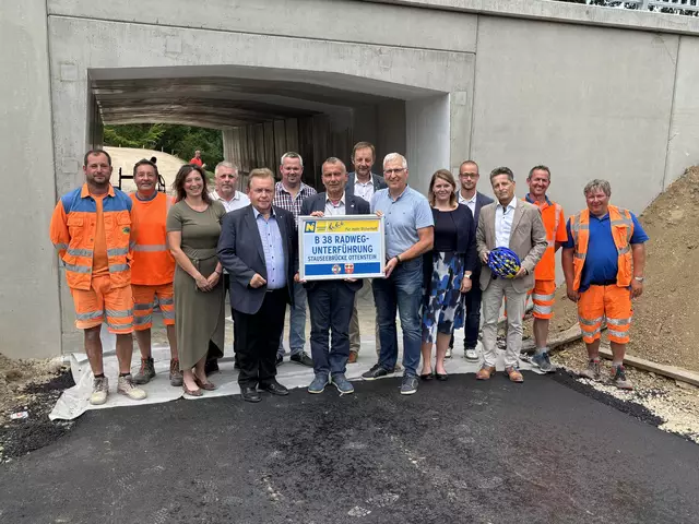 Vertreter der beteiligten Straßen- und Brückenmeistereien sowie aus der Politik nahmen die Radweg-Unterführungseröffnung vor. | Foto: Bernhard Schabauer