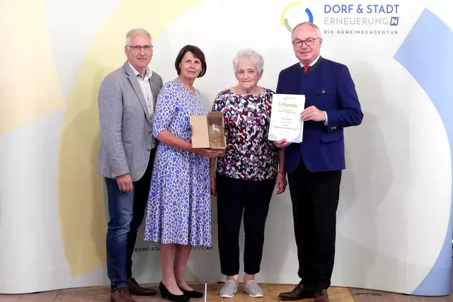 v.li.n.re.: Bgm Gerhard Wandl, Maria Forstner (Obfrau der NÖ Dorf- und Stadterneuerung), Berta Herndl, LH-Stellvertreter Stephan Pernkopf | Foto: Karl H. Tröstl/NÖN