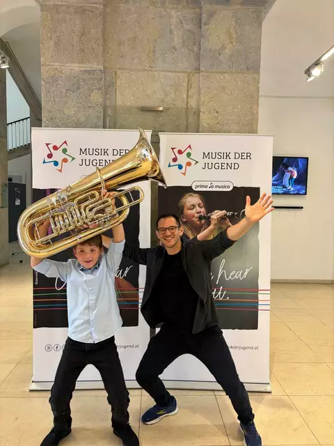 Der erfolgreiche Jung-Musiker Michael Helmel aus Lunz am See mit seinem "Mentor" Taiko Distelberger  | Foto: Musikschule Erlauftal