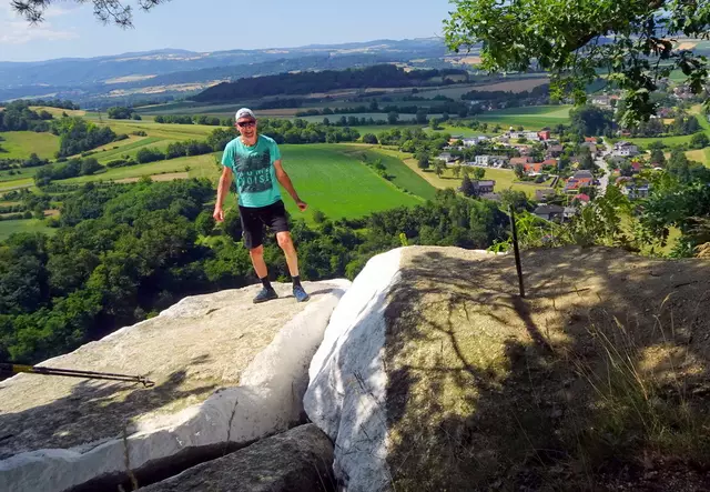 Auf dem sagenumwobenen Weißen Stein, einem aussichtsreichen Felskoloss hoch über der Melk
