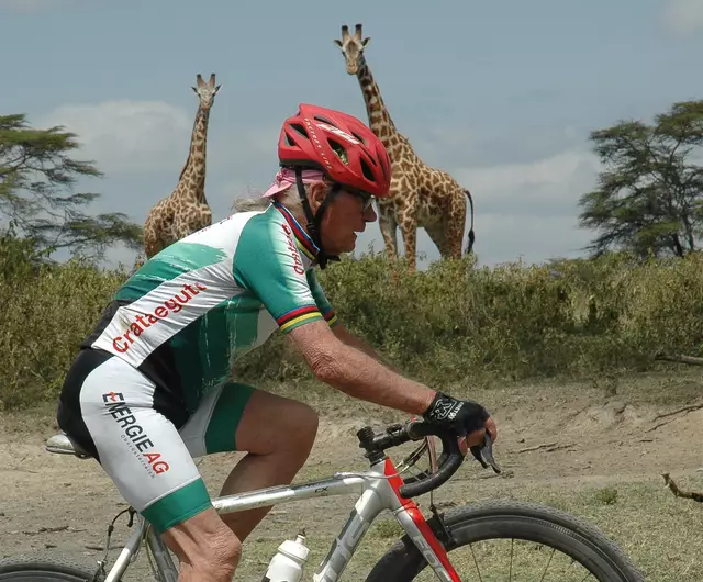 Beim legendären „Safari Gravel Race“ im Hells Gate Nationalpark in Kenia begleiteten insbesondere Giraffen und Zebras die Sportler. | Foto: Crataegutt Seniors