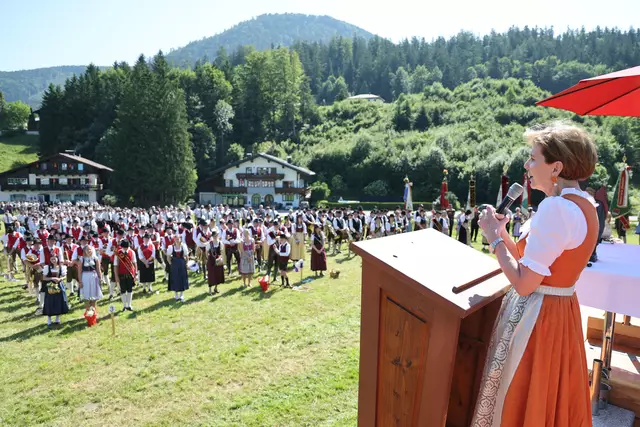 Landtagspräsidentin Brigitta Pallauf bei Ihrer Festansprache Faistenau. Rund 60 Vereine folgten der Einladung in die Faistenau. | Foto: Land Salzburg/Franz Neumayr