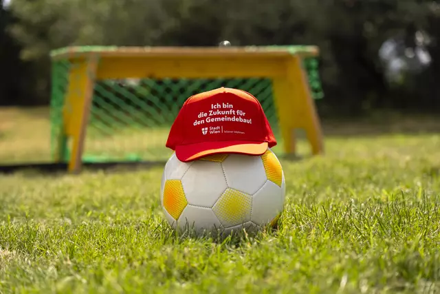 Immer zwischen 16 und 19 Uhr soll vor den beiden Gemeindebauten gekickt werden.  | Foto: Wiener Wohnen / Gasser