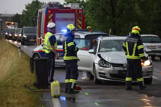 Karambolage während des Sturms: Auf der Wiener Straße in Gunskirchen prallen drei Pkw aufeinander und werden zum Teil schwerbeschädigt. | Foto: laumat.at