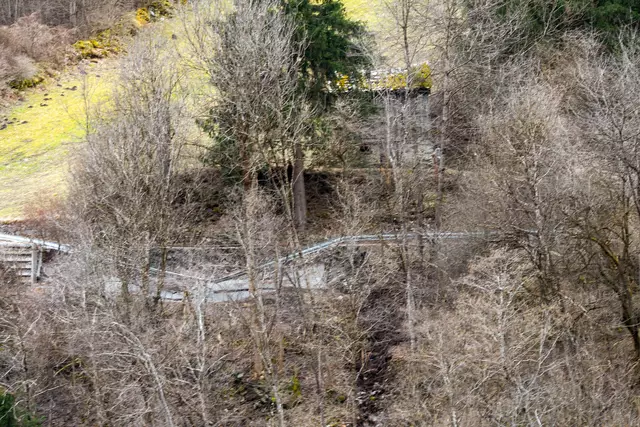 Bild 06: vergleiche mit Bild 05. Ansicht vom orografisch rechten Innufer aus. Ursache dieser Rutschungen erklären sich im nachfolgenden Bild 07.  | Foto: © Ing. Günter Kramarcsik