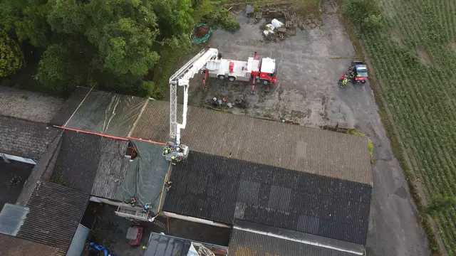 Das Dach dieses Betriebes in Gunskirchen musste gesichert werden. | Foto: laumat.at