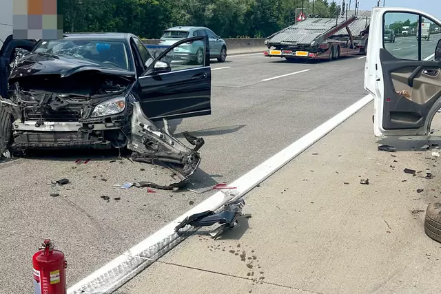 Alle Verletzten wurden in das Klinikum Wels-Grieskirchen gebracht. | Foto: TEAM FOTOKERSCHI / PATRICK WINKLER