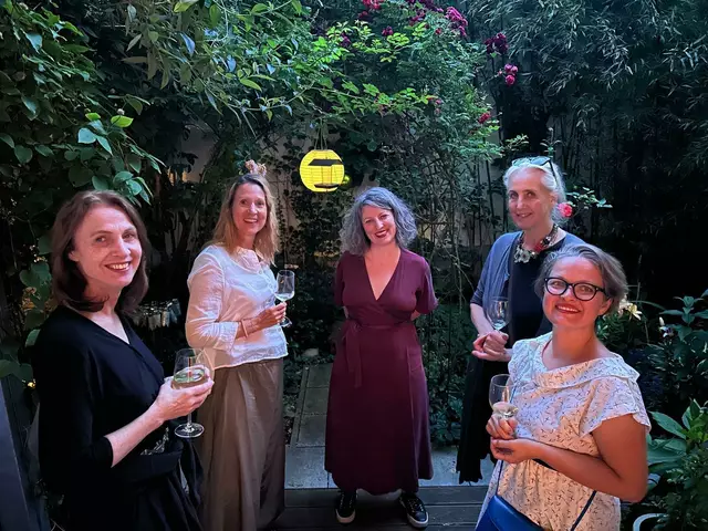 Im Gartenatelier von Stella Bach wird die Beziehung von der Natur zur Kunst analysiert. Am 6. Juli lädt das Atelier zudem zu einem Summer Opening inklusive Cocktails. | Foto: Barbara Philipp