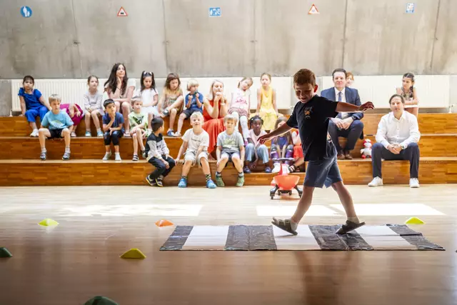Im sogenannten "Schonraum", der eine Verkehrssituation mittels Zebrastreifenteppichen und Rutschautos nachstellt, dürfen die Kindergartenkinder ihr erlerntes Wissen anwenden. | Foto: KFV/APA-Fotoservice/Hetfleisch