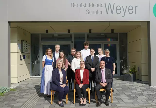 5HLT: 1. Reihe v.l.n.r.: Dominik Steinkellner,  Margit Bogner, Direktorin Eva Aigner, Martin Eibenberger, Eva Pöttschacher 
2. Reihe v.l.n.r.: Sandra Mayrhofer, Lara Kerschbaumer, Katharina Lugmayr (a.E.), Selina Fahrnberger (g.E.), Fabiola Hörlendsberger, Antonia Aigner (a.E.), Johanna Obergmeiner, Martina Krenn
3. Reihe v.l.n.r.: Florian Hintersonnleitner, Adrian Rittler (g.E.), Luca Rohregger (a.E.), Laura Helm, Simon Ahrer
4. Reihe v.l.n.r.: Ulrich Schörghofer, Elisabeth Hesch, Sylvia Losbicherl, Rosemarie Ebmer, Anna Riegler, Andrea Ahrer.
 | Foto: BBS Weyer