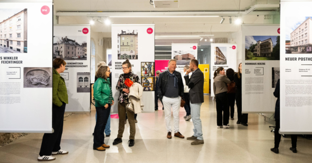 Besucher*innen bei der Ausstellungseröffnung am 22. Mai 2025. | Foto: Hubert Auer