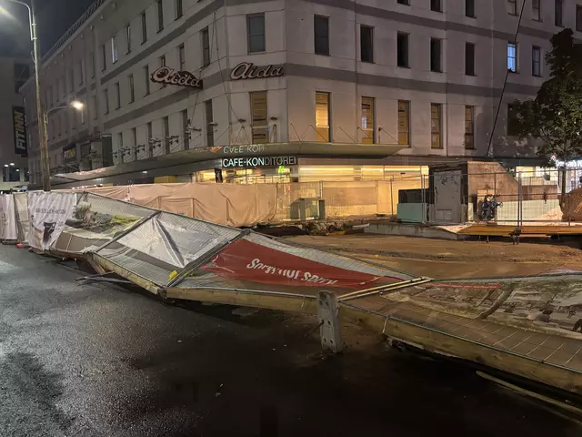 MeinBezirk entdeckte in der Favoritenstraße, wo seit einiger Zeit die Straße umgebaut wird, zahlreiche Baustellenzäune, die aufgrund des starken Windes auf dem Boden landeten. | Foto: Antonio Šećerović/MeinBezirk