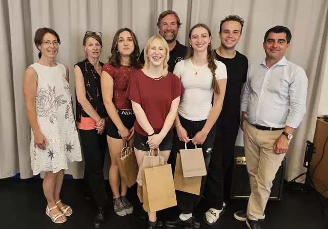 Bürgermeister Gepp, Stadträtin Gertsenecker und Musikschuldirektor Vasicek gratulieren der Lehrkraft E.Mills und den Preisträgern | Foto: Korneuburger Musikfreunde