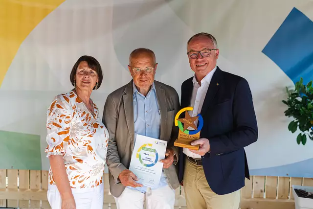 "Dorfheld" in Lunz am See: Eduard Leichtfried (M.) mit Obfrau Maria Forstner (NÖ Dorf- und Stadterneuerung) und Landeshauptfrau-Stellvertreter Stephan Pernkopf | Foto: Benjamin Wild/NÖ Dorf-& Stadterneuerung