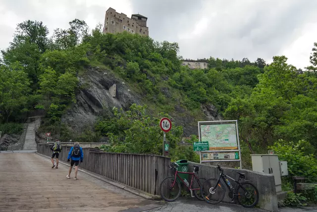 Bild 20: Alte Gerber Brücke wurde baufällig und wurde 2025 abgetragen und wird derzeit neu errichtet. Am rechten Innufer wurde zuvor die Schlossgalerie errichtet (hier noch nicht zu sehen) und der Neubau der dieser Brücke führte zur Umleitung des Radverkehrs. Siehe Bild 22. | Foto: © Ing. Günter Kramarcsik