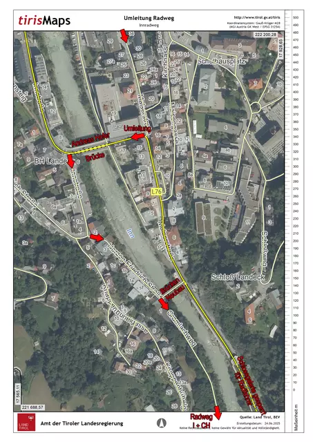 Bild 22: Mit Ende der sommerlichen Fußgängerzone (sonst Begegnungszone) ist der Radverkehr über die Andreas Hofer Brücke umgeleitet und von dort führt die Innstraße bis zum Herzog Friedrich Weg nach oben um dann zum Neubau der Gerberbrücke wieder nach unten zu führen und dort an den Gramlachweg anzuschließen. Die Richtungspfeile führen nach Süden und von Süden kommend sind diese Pfeile auch in die Gegenrichtung zu verstehen   | Foto: © TIRIS + ergänzt durch Ing. Günter Kramarcsik