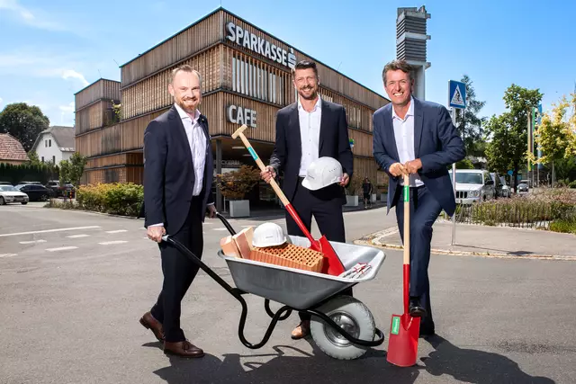 Kärntner Sparkasse-Vorstand Micheal Koren, Kevín Müller (Bereichsleiter Privatkunden Kärntner Sparkasse) und Robert Haubiz (Geschäftsführer s REAL Immobilien) präsentierten die neue Wohnstudie. | Foto: Gernot Gleiss