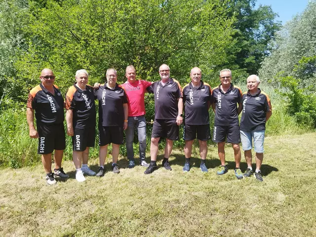 Die frisch gebackenen Unterliga-West-Champions des ESV Thondorf-Dörfla mit Obmann Karl Potthast (r.) und Sponsor Franz Schachner (3.v.l.). 
Die Schützen: Albert Schober, Wolfgang und Günther Deutschmann, Manfred Maier, Hans Kern, Karl Pernitsch (v. l.). | Foto: ESV/Sabrina