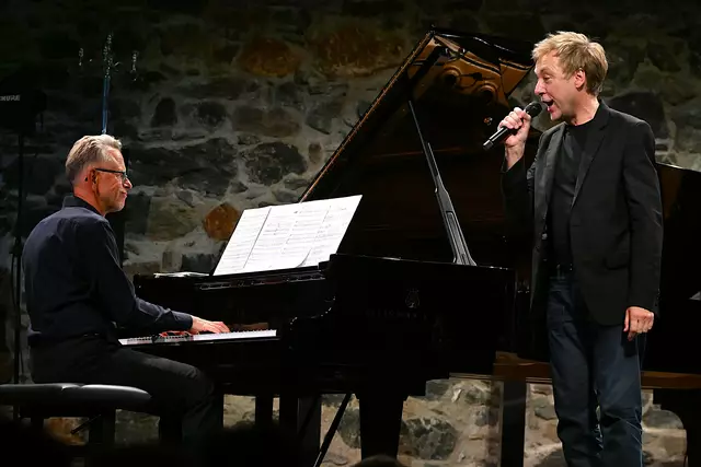 Max Müller begeisterte mit Wortwitz, Musik und Charme.