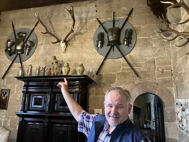 Die Ausstattung der Räume besteht aus passenden Stücken der Sammlung von Pächter Leopold Fasching und des Besitzers, Fürst Hans-Adam II von Liechtenstein. | Foto: Gabriela Stockmann