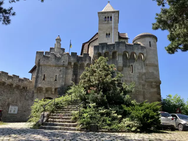 Die Burg von außen - ein malerischer Anblick. Rund 60 Prozent der Bausubstanz sind original, andere Teile wurden dem ursprünglichen Gebäude nachempfunden. | Foto: Gabriela Stockmann