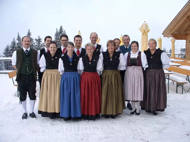 Foto: Sofia Pellegrini: Michael Konzett (re) ist als Obmann der Trachtengruppe Bludenz zu Gast in der Fernsehgondel bei Andreas Seeburger (li) am Muttersberg.
