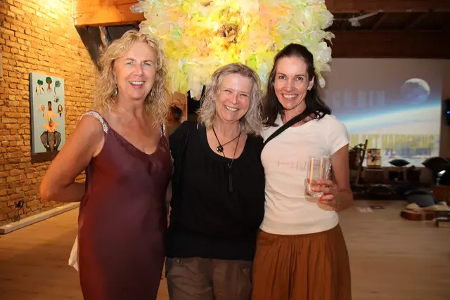 Johanna Hartung, Xandra und Michaela Stockhammer mit Kunstwerk.