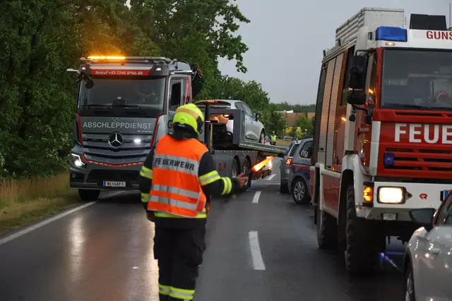 Karambolage während des Sturms: Auf der Wiener Straße in Gunskirchen prallen drei Pkw aufeinander und werden zum Teil schwerbeschädigt. | Foto: laumat.at