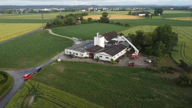 Das Dach dieses Betriebes in Gunskirchen musste gesichert werden. | Foto: laumat.at