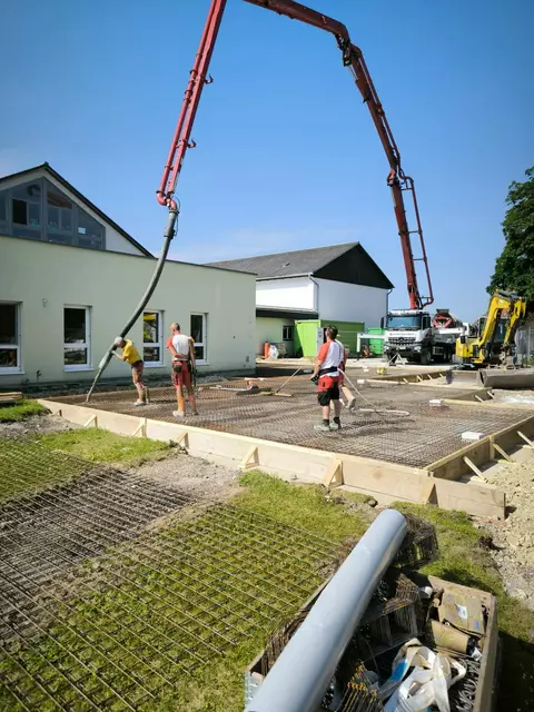 Hier wird gerade die Bodenplatte für den Kindergartenzubau betoniert.  | Foto: Marktgemeinde Krieglach