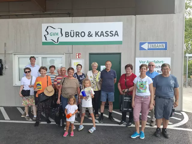 Geschäftsführer des Wertstoff-Sammelzentrums, Georg Schmied, führte die Besuchergruppe, organisiert vom Bildungs- und Heimatwerk Sankt Bernhard-Frauenhofen, durch die Abläufe und erklärte ausführlich die Logistik hinter den Kulissen. | Foto: Gerlinde Neumeister