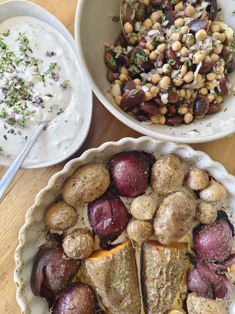 Gemüse sollte beim Grillen als vollwertige Beilage betrachtet werden. Kartoffeln, Süßkartoffel und Zwiebeln im Ofen geröstet, dazu ein Sauerrahmdip und Hülsenfrüchte.