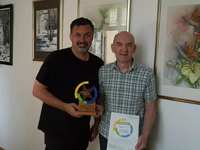 Bürgermeister Stefan Wöckl mit seinem Dorfhelden Manfred Lugsteiner. | Foto: Gemeinde Sollenau