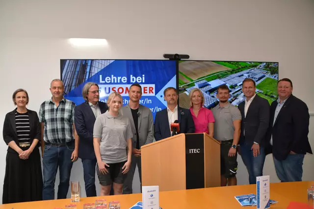 Lehrlinge, Ausbilder und SPÖ-Club-Mitglieder bei ALU-SOMMER, dem Vorzeige-Ausbildungsbetrieb im Burgenland, der seit Jahrzehnten erfolgreich junge Fachkräfte ausbildet. | Foto: Rosenberger