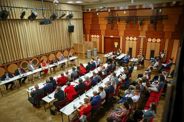 Alle Bezirksrätinnen und Bezirksräte der Brigittenau legten bei der konstituierenden Sitzung ihr Gelöbnis ab – die Arbeit für die neue Amtsperiode kann beginnen. | Foto: Rene Wallentin/BV 20