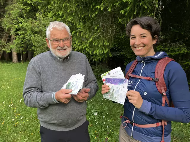 Die ehrenamtliche Bildungswerkleiterin von Rußbach, Eva Höll, lädt mit Univ.-Prof. Dr. Fritz Seewald zum Offline-Waldspaziergang ein.
 | Foto: Salzburger Bildungswerk/Eva Höll