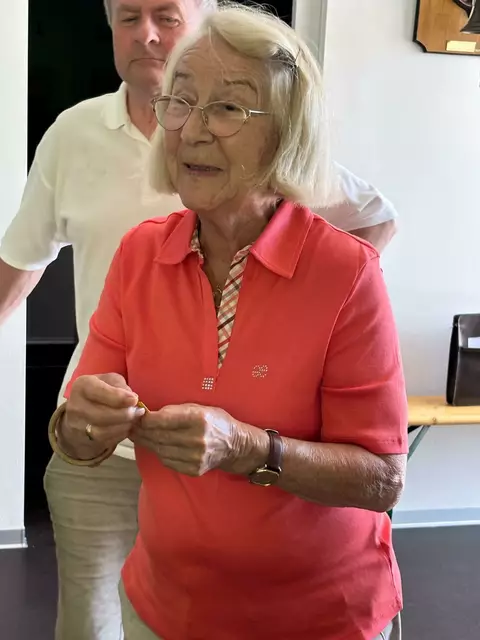 Als Glücksengerl bei den Auslosungen um die Hauptpreise fungierte Elfriede Binder. | Foto: Weingartner