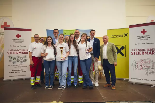Die "Mürzer Girls" holten sich beim Landesjugendbewerb den zweiten Platz. Hier im Bild mit Gratulanten.  | Foto: RK Steiermark/Vidic