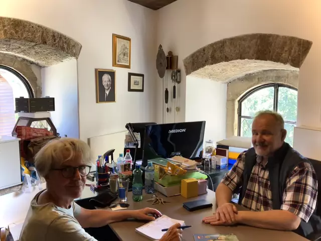 Im Büro des Burgvogels, der der Pächter von Burg Liechtenstein ist und fünf Mitarbeiter hat. Im Hintergrund ein Bild an der Wand vom aktuellen Besitzer, dem Fürsten Hand-Adam II von Liechtenstein. | Foto: Gabriela Stockmann